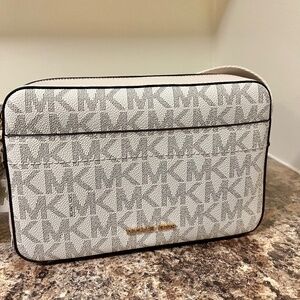 NWT Jet Set Large Printed Logo Crossbody Bag - Vanilla
